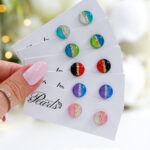 Mini dvobarvni okrogli uhani iz polimerne gline z zlatimi in srebrnimi lističi, v različnih barvah – popolno ročno izdelano darilo.