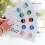 Mini dvobarvni okrogli uhani iz polimerne gline z zlatimi in srebrnimi lističi, v različnih barvah – popolno ročno izdelano darilo.