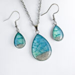 Komplet Soča modro zelen kapljica M z ogrlico in uhančki ter peskom reke Soče