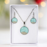 Komplet Soča – svetlo moder M z medaljoni iz smole in peskom reke Soče