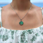 Komplet nakita Soča – zelen okrogli obesek na modelu.