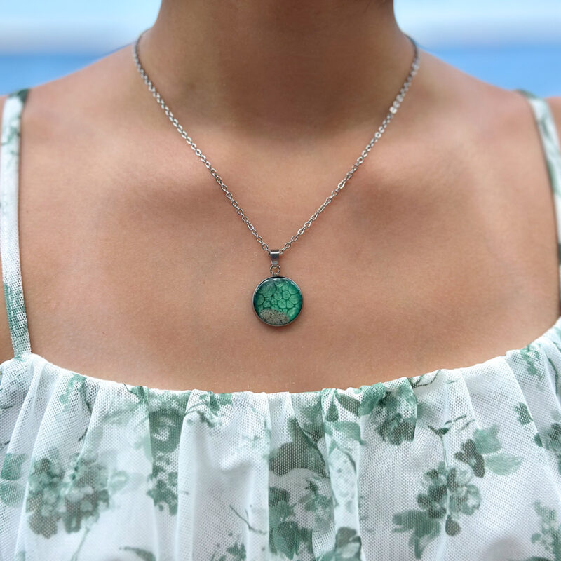 Komplet nakita Soča – zelen okrogli obesek na modelu.