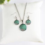 Komplet nakita Soča – zelen okrogli obesek in ujemajoči uhani z naravnim peskom in smolo, ročno izdelano v velikosti M.