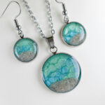 Komplet Soča – ogrlica in viseči uhani z zeleno-turkiznimi medaljoni, peskom in smolo, velikost M.
