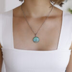 Komplet Soča – ogrlica z zeleno-turkiznim medaljonom, peskom in smolo, velikost M - na modelu.