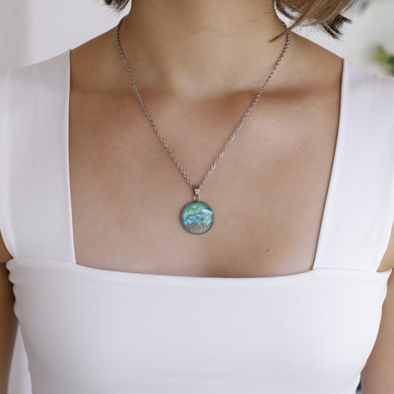 Komplet Soča – ogrlica z zeleno-turkiznim medaljonom, peskom in smolo, velikost M - na modelu.
