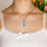 Ogrlica s spominčicami pravokotna z modrimi cvetovi v smoli na modelu