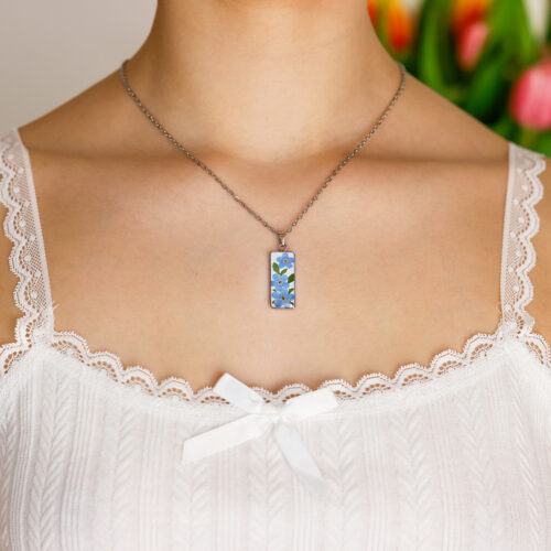 Ogrlica s spominčicami pravokotna z modrimi cvetovi v smoli na modelu