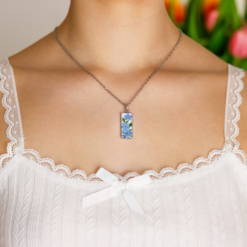 Ogrlica s spominčicami pravokotna z modrimi cvetovi v smoli na modelu