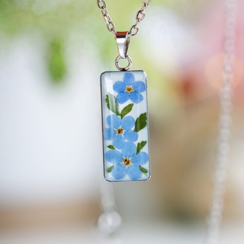 Ogrlica s spominčicami pravokotna z modrimi cvetovi v smoli