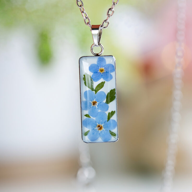 Ogrlica s spominčicami pravokotna z modrimi cvetovi v smoli