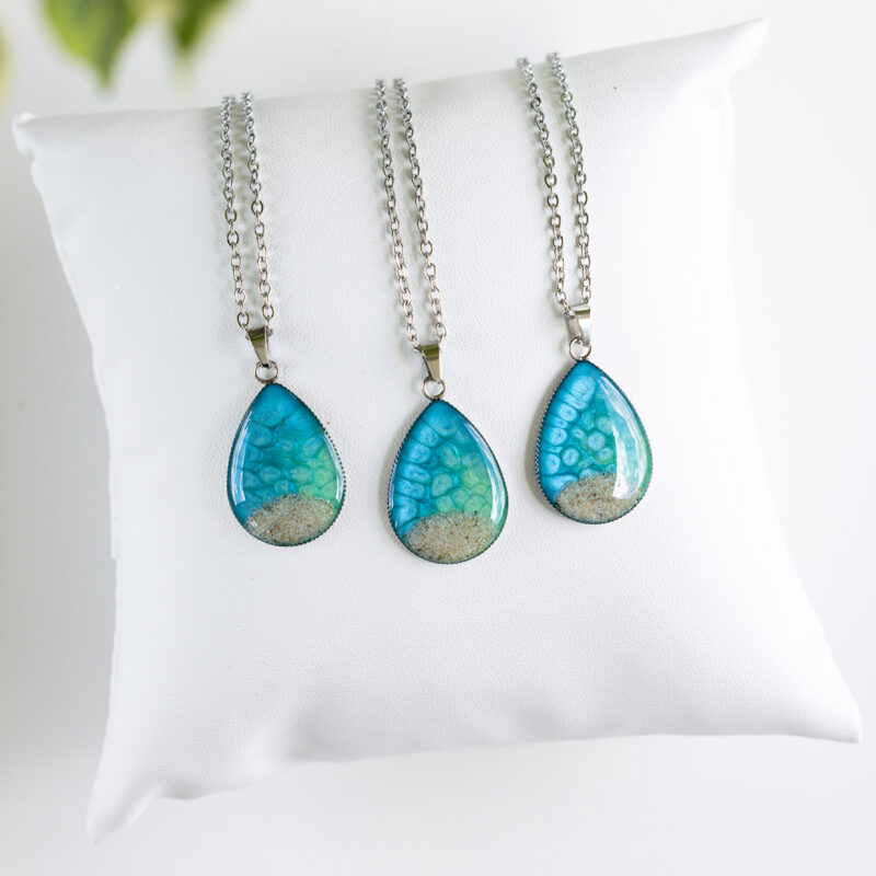 Soča ogrlice v obliki kapljice, modro-zelena s pravim peskom iz reke Soče, ročno izdelane iz nerjavečega jekla.