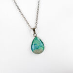 Ogrlica Soča v obliki kapljice, zeleno-modra z drobnim peskom iz reke Soče, ročno izdelana iz nerjavečega jekla