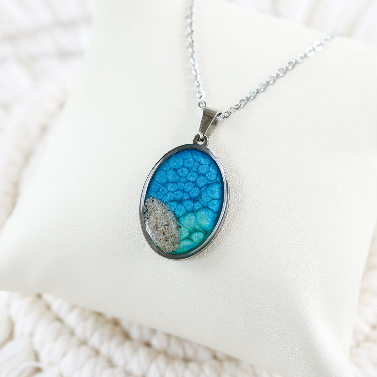 ogrlica-soca-modro-zelena-ovalna-l (3) Ovalna ogrlica iz kolekcije Soča z modro-zelenim motivom in peskom iz reke Soče
