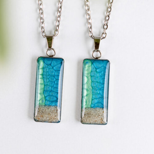 Ogrlica Soča pravokotna v zeleno modrih odtenkih.