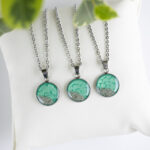 Ogrlice Soča z zelenim okroglim obeskom, premer 1,8 cm, s peskom iz reke