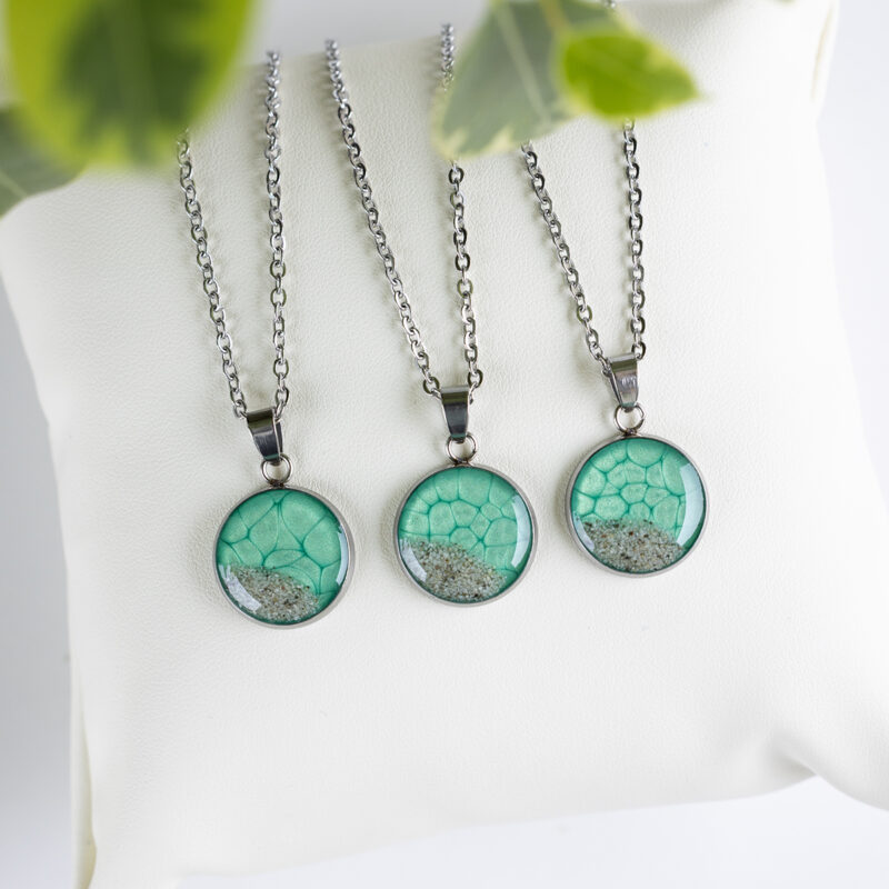 Ogrlice Soča z zelenim okroglim obeskom, premer 1,8 cm, s peskom iz reke