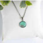 Ogrlica Soča z zelenim okroglim obeskom, premer 1,8 cm, s peskom iz reke