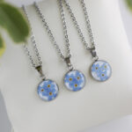 Ogrlica s pravimi spominčicami v smoli – obesek 1,5 cm - slika 3