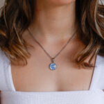 Ogrlica s pravimi spominčicami v smoli – obesek 1,5 cm - slika 2