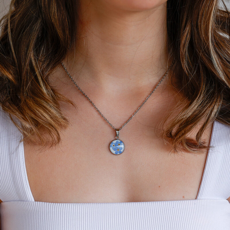 Ogrlica s pravimi spominčicami v smoli – obesek 1,5 cm - slika 2