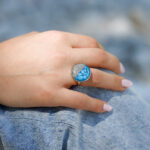 Ročno izdelan moder prstan Soča z motivom peska iz reke Soče, premera 2 cm, z nastavljivo osnovo iz nerjavečega jekla na roki