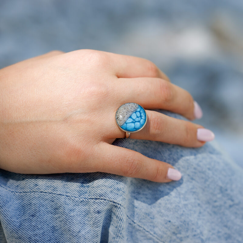 Ročno izdelan moder prstan Soča z motivom peska iz reke Soče, premera 2 cm, z nastavljivo osnovo iz nerjavečega jekla na roki