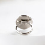 Ročno izdelan prstan Soča z motivom peska iz reke Soče, premera 2 cm, z nastavljivo osnovo iz nerjavečega jekla, pogled iz zadnje strani.