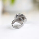 Okrogel prstan z modro zelenim vzorcem in pravim peskom iz reke Soče. Prikaz iz zadnje strani.