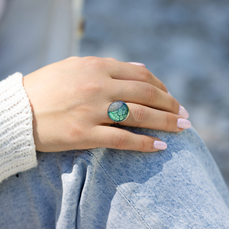 Prstan Soča zelen - prikaz na roki
