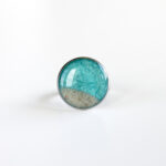 Prstan Soča s turkiznim okroglim delom premera 2 cm in peskom iz reke