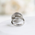 Ročno izdelan prstan Soča v turkizno-zelenih tonih z motivom peska iz reke Soče - predstavitev zadnje strani