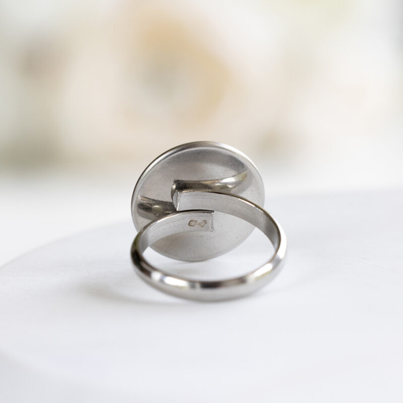 Ročno izdelan prstan Soča v turkizno-zelenih tonih z motivom peska iz reke Soče - predstavitev zadnje strani