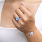 Nastavljiv prstan s pravimi spominčicami, premera 1,4 cm, ročno izdelan iz nerjavečega jekla in smole.