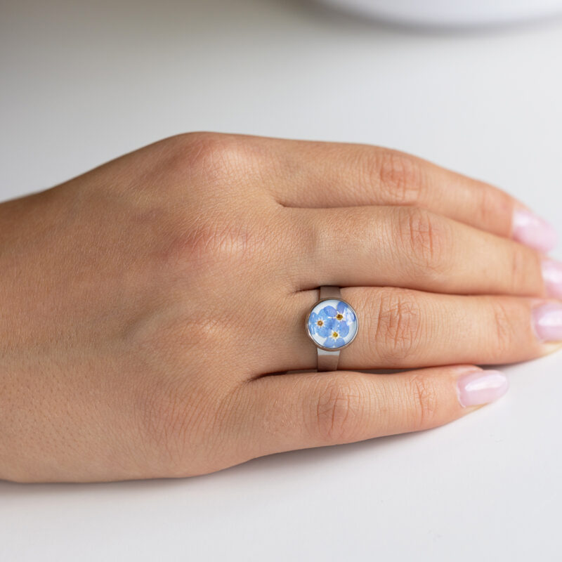 Prstan s pravimi posušenimi spominčicami, prikaz na roki.