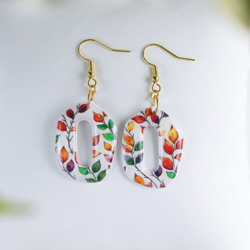 Viseči jesenski uhani z motivom pisanih listkov v rumeni, oranžni, rdeči in zeleni barvi, izdelani iz polimerne gline in prevlečeni z umetno smolo.