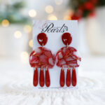 Rdeči viseči uhani z zlatimi poudarki, ročno izdelani iz polimerne gline in preliti z umetno smolo.