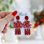 Rdeči viseči uhani z zlatimi poudarki, ročno izdelani iz polimerne gline in preliti z umetno smolo.