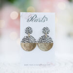 Ročno izdelani viseči uhani v zlato beli barvi s črnimi pikicami in bleščicami, prekriti z umetno smolo – unikaten ročni izdelek iz polimerne gline.