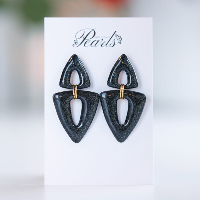 Viseči antracitni uhani trikotne oblike