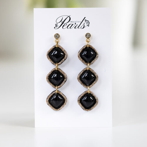 Viseči črni uhani z zlatimi dodatki iz polimerne gline in pozlačenega jekla