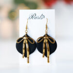 Viseči črni uhani z zlato mašnico