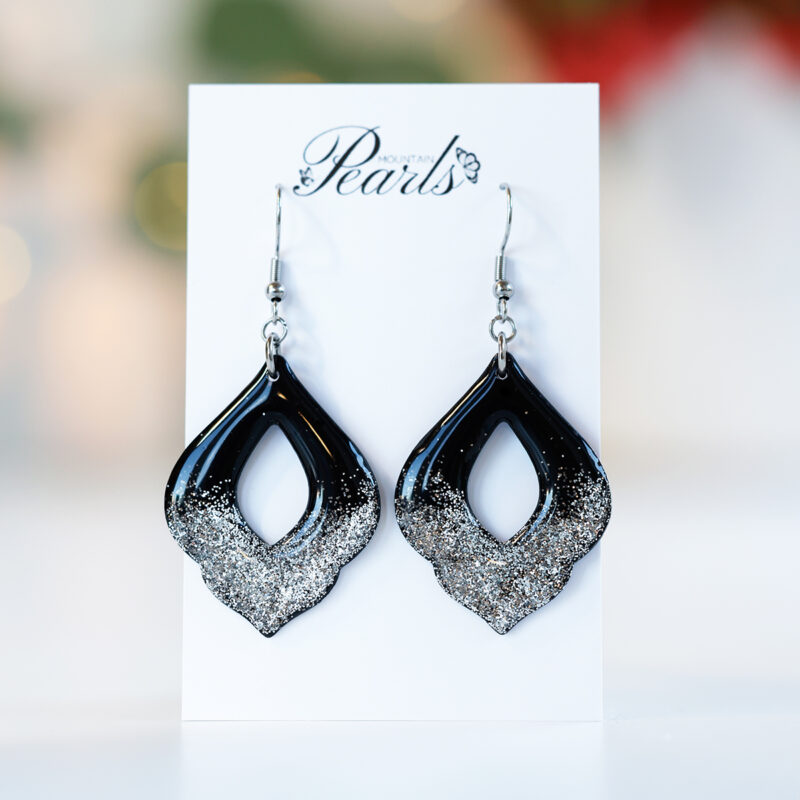 Viseči črno-srebrni uhani z bleščicami - slika 2