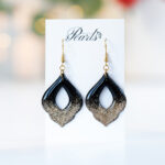 Viseči črno-zlati uhani z bleščicami