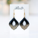 Viseči črno-zlati uhani z bleščicami