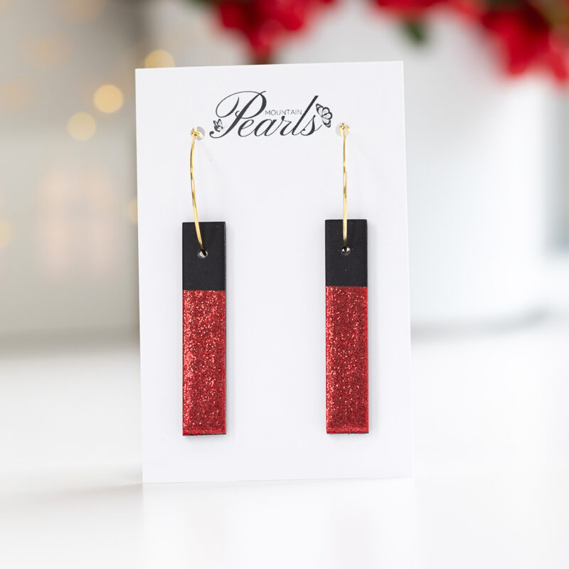 Viseči rdeče črni podolgovati uhani z bleščečo rdečo površino