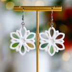 Unikatni viseči uhani v obliki snežinke