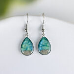 Viseči uhani Soča kapljice – ročno izdelani, modro zeleni