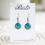 Ročno izdelani modro-zeleni viseči uhani s peskom iz reke Soče