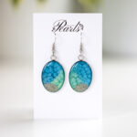 Ovalni viseči uhani Soča z modro-zelenim motivom in peskom, velikost L